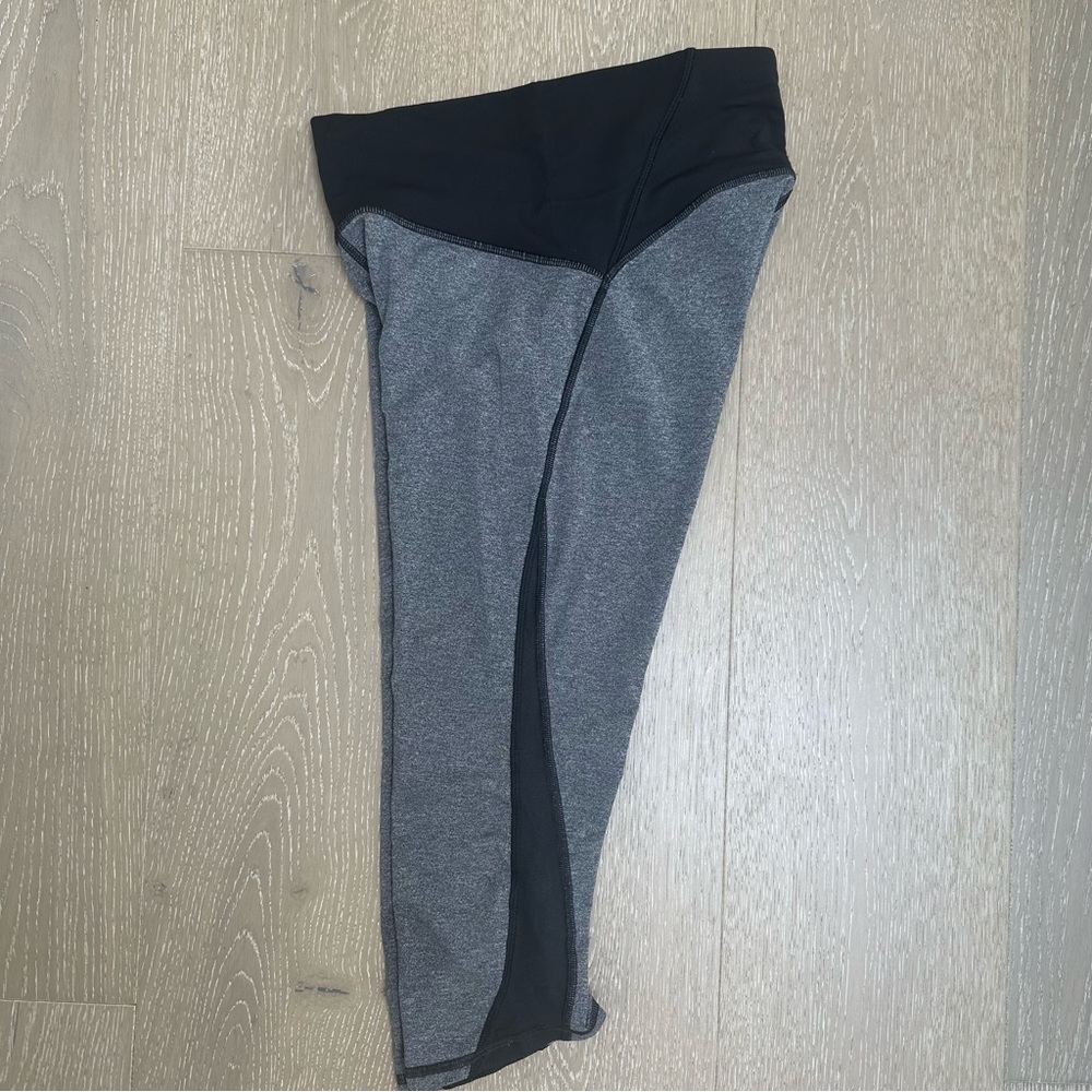 Lululemon cropped grey & black leggings. 🏃‍♀️